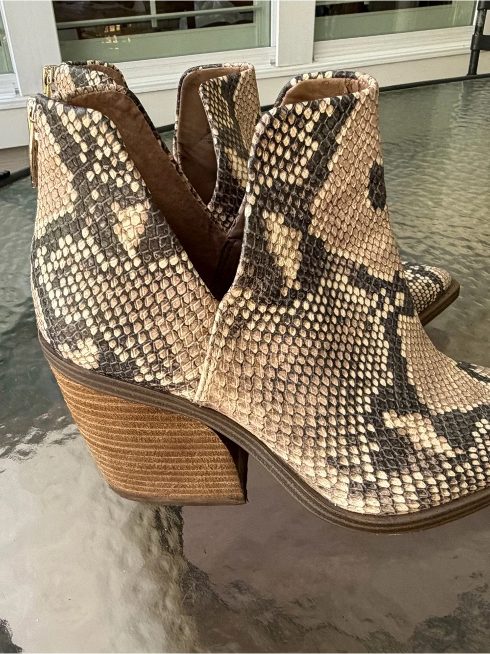 Vince Camuto women’s Gigietta Snakeskin booties, Size 8.5 Preowned
